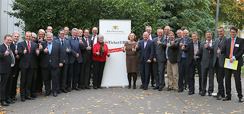 Verkehrsminister Winfried Hermann nach der Unterzeichnung mit den Geschäftsführern der 22 Verkehrsverbünde in Karlsruhe. (27.10.2015).