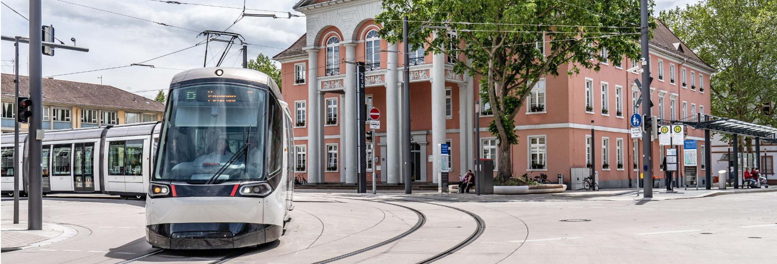 © Kehl - Tram D vor dem Rathaus in Kehl