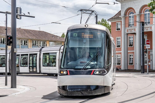 © Kehl - Tram D vor dem Rathaus in Kehl